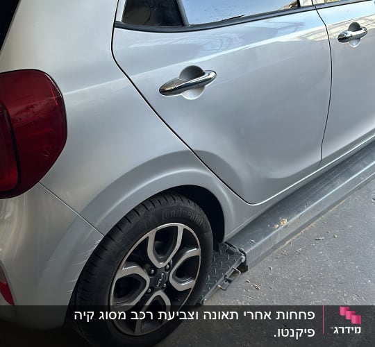 רכב כסוף על רמפה במוסך לתיקון גוף